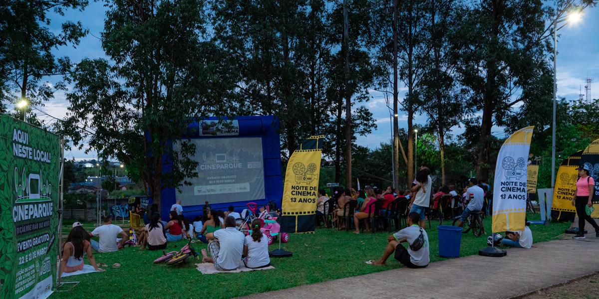 Cine Parque promove sessões gratuitas de cinema ao ar livre em diversos parques de Belo Horizonte, unindo cultura lazer e conscientização ambiental (ArteFoto/Bruna Cris)