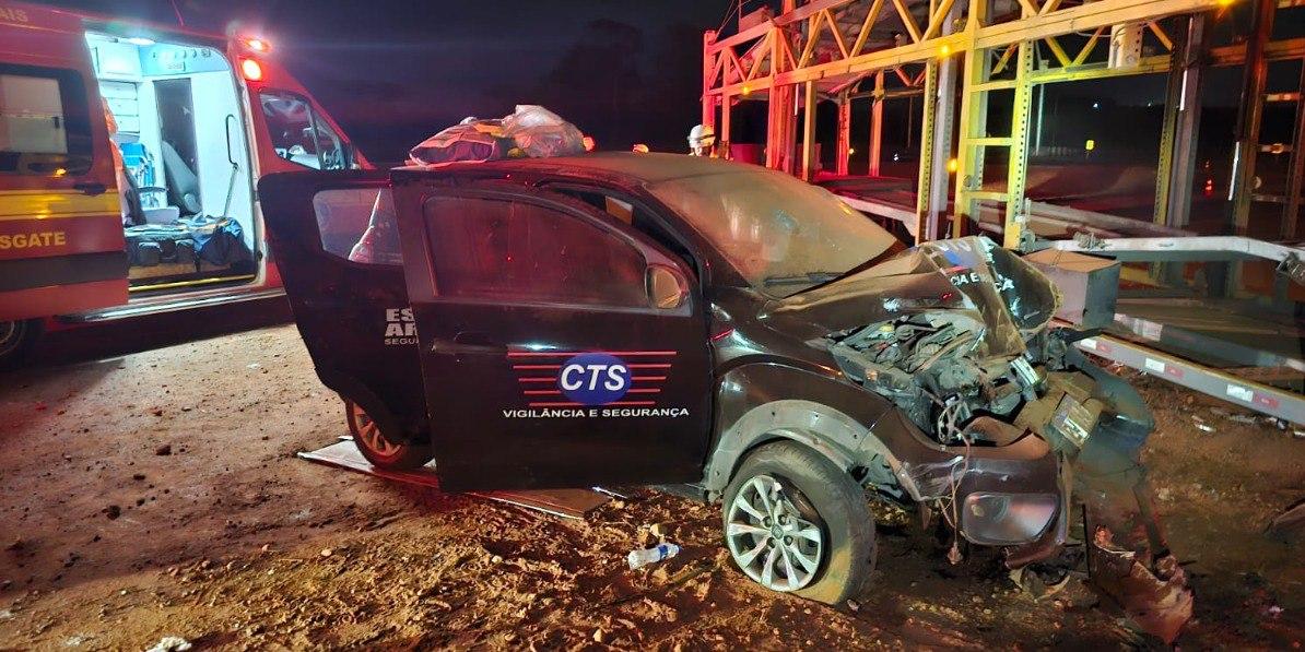 Na batida, os dois homens que estavam no carro de escolta ficaram feridos (CBMMG / divulgação)