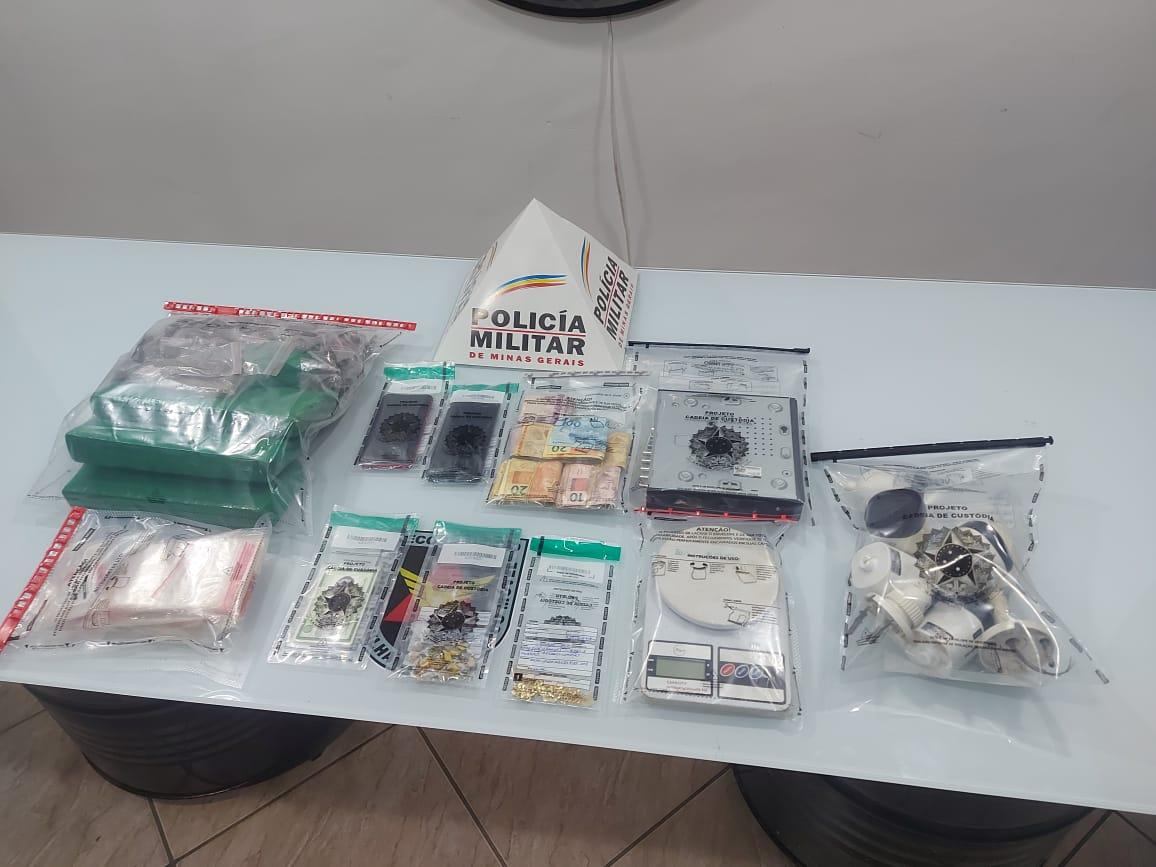 No interior do lote o encontraram um local aparentemente remexido e começou cavar, encontrando um tambor enterrado com grande quantidade de drogas (PMMG / divulgação)