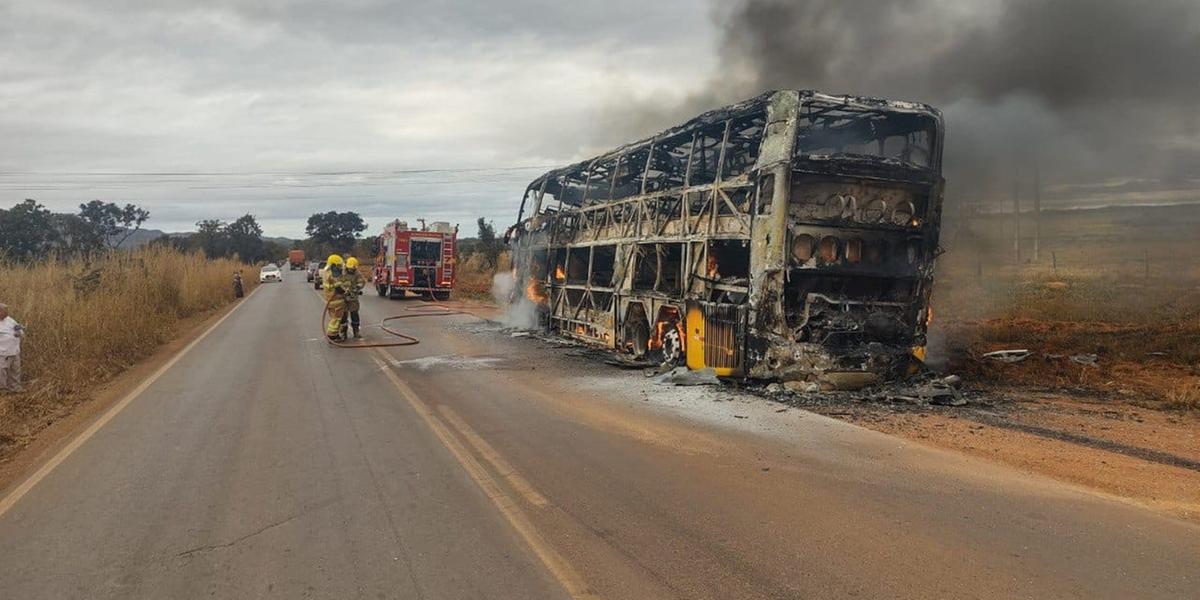 Ônibus fica destruído após pegar fogo na MG-188 (Divulgação / Corpo de Bombeiros)