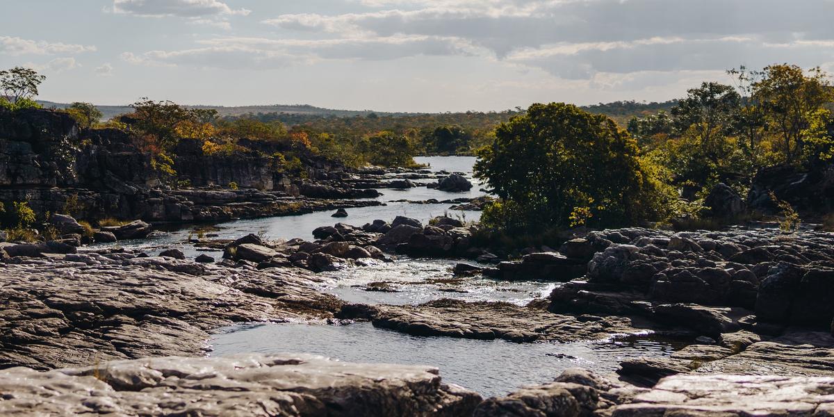 Caminhantes exploram as trilhas da Chapada dos Veadeiros durante a temporada seca; paisagens deslumbrantes com cânions, rios e céu estrelado completam a experiência. (Divulgação)