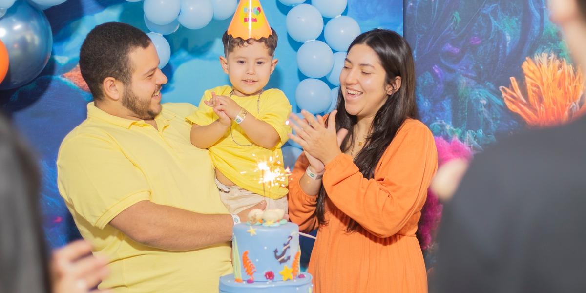 Festas acontecem em um espaço reservado, com ambientação temática, bolo decorado, salgados, bebidas variadas e vaga exclusiva para o aniversariante (Divulgação)