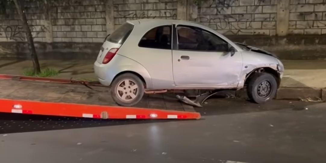 Segundo a polícia, após o mal súbito, o motorista perdeu o controle da direção do veículo, que atravessou a pista de caminhada e atingiu três pessoas (Reprodução/Vídeo)