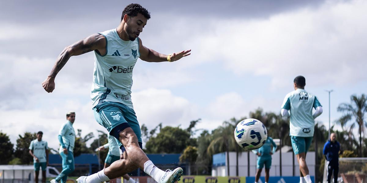 Lateral treinou normalmente e poderá ser aproveitado na partida de quinta (Foto: Gustavo Aleixo/Cruzeiro)