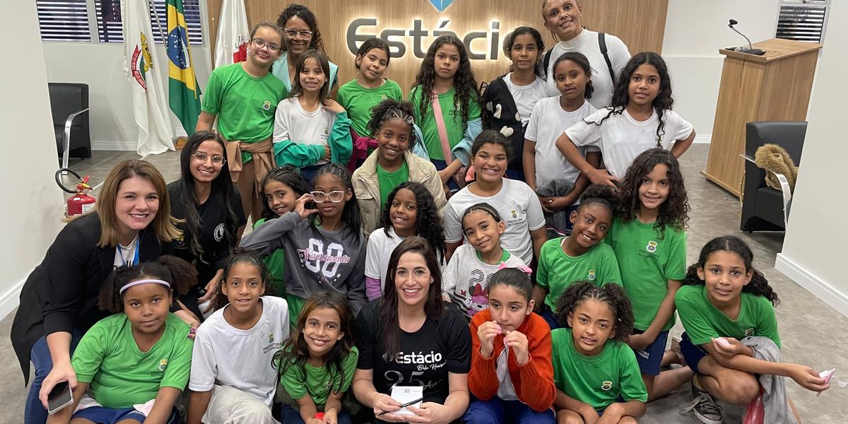 A ex-atleta se reuniu com alunos para falar sobre a importância do esporte (Divulgação SMED)