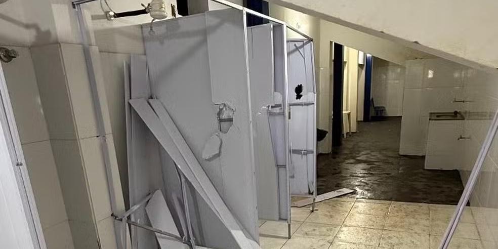 Vestiário do Zama Maciel todo destruído pelos jogadores do Mamoré (Foto: URT/Reprodução)