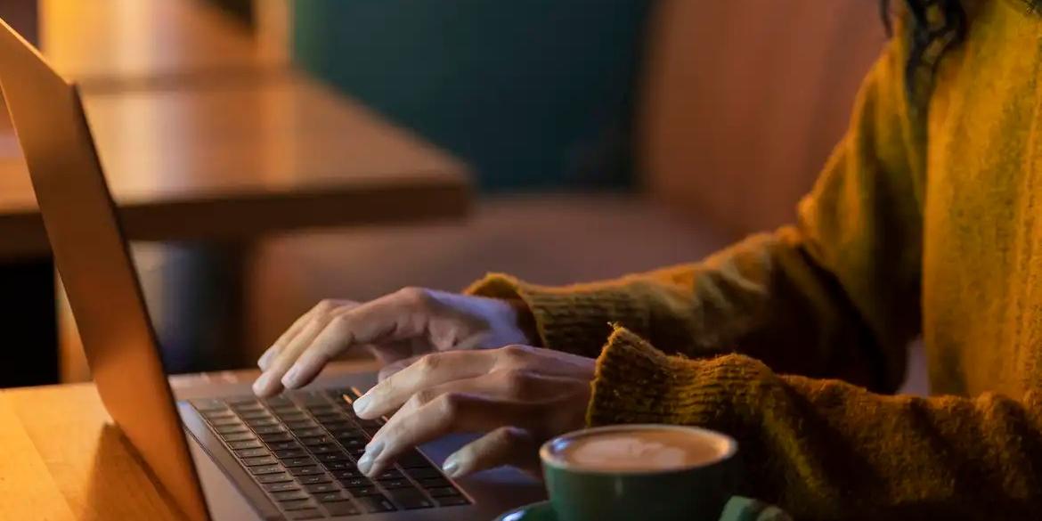 Pelo levantamento, o segmento de serviços privados não financeiros abriu 682 mil de janeiro a maio de 2025 sobre igual período no ano passado (Freepik)