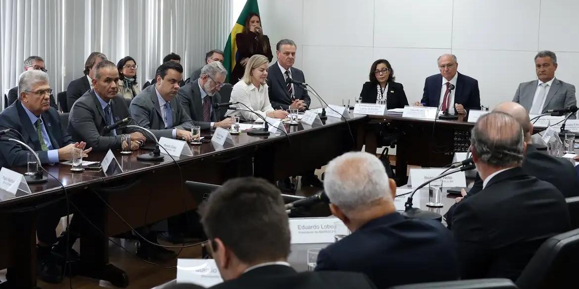 A reunião em Brasília foi liderada pelos ministros do Desenvolvimento, Indústria e Comércio, Geraldo Alckmin, e também contou com a participação do ministro da Agricultura e Pecuária, Carlos Fávaro. Entre os setores produtivos presentes estavam a pesca, pecuária, frutas e café (Valter Campanato/Agência Brasil)
