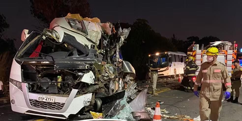 Acidente entre micro-ônibus e caminhão na BR-153, em Porangatu (Corpo de Bombeiros/Divulgação)