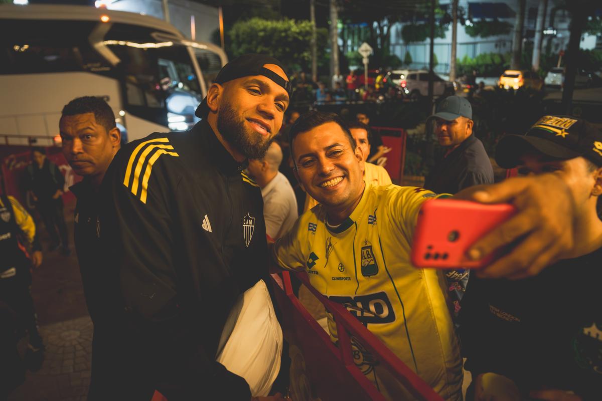 Goleiro atleticano tirou fotos com torcedor do time colombiano (Pedro Souza)