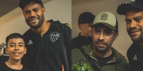 Torcedores tiraram fotos com o ídolo do futebol (Reprodução: fotos Pedro Souza)