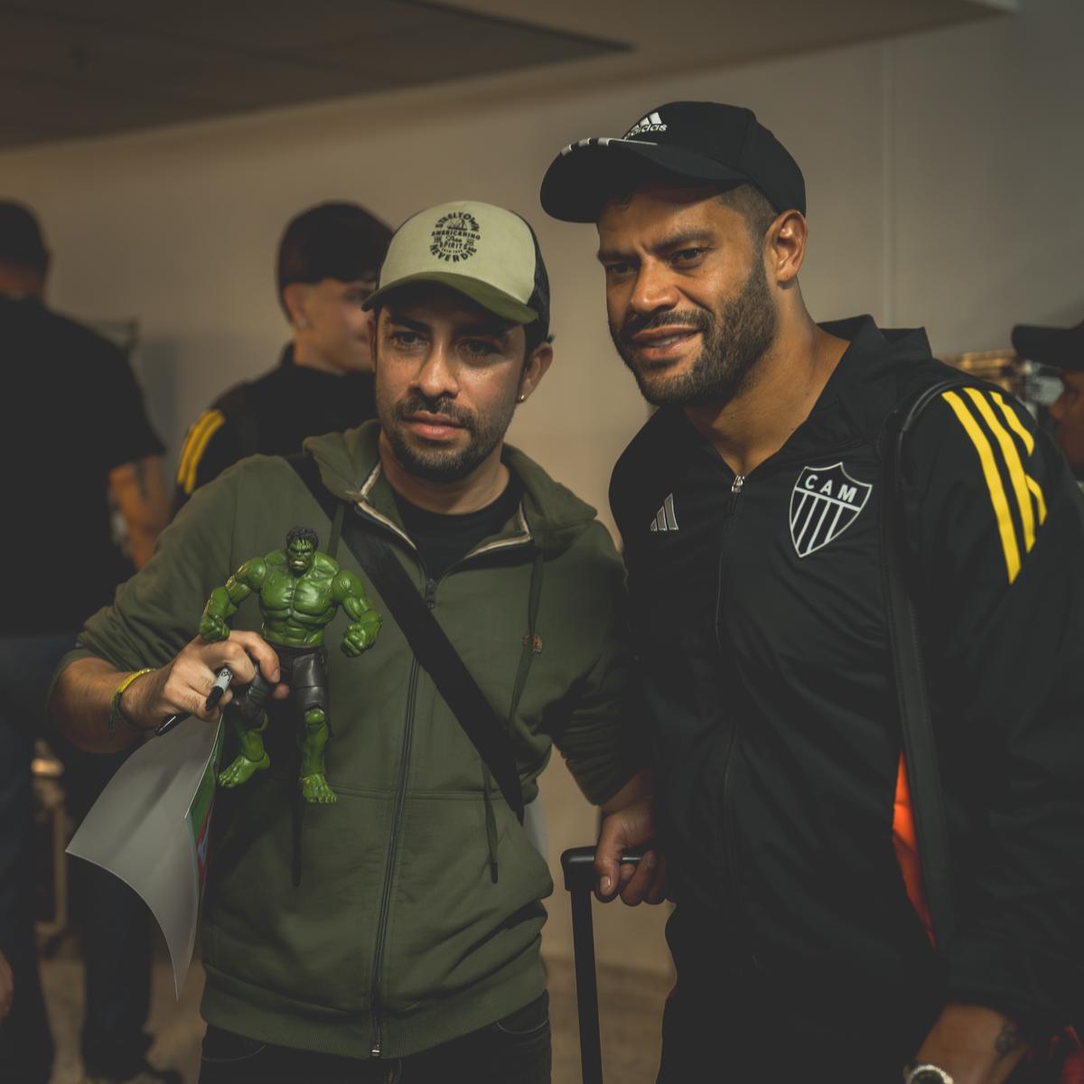 Jogador tirou foto com um fã e o boneco do super-heroi dos quadrinhos (Pedro Souza)