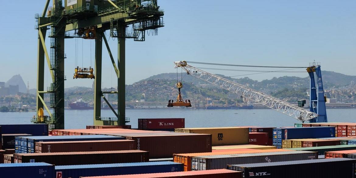 A navegação de cabotagem é aquela realizada entre os portos do país, utilizando a via marítima e as vias navegáveis interiores. A lei que instituiu o Programa BR do Mar foi sancionada em janeiro de 2022 (Tânia Rêgo/Agência Brasil)