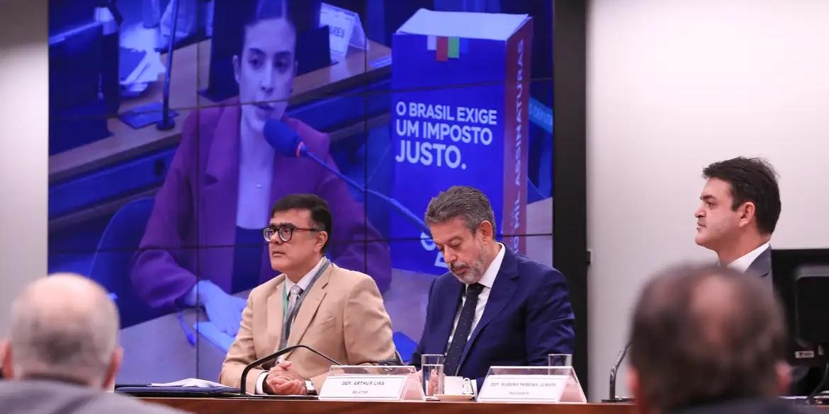 O texto manteve a exclusão de títulos incentivados, como LCIs, LCAs, CRIs, CRAs, FIIs e Fiagros, da base de cálculo do imposto mínimo efetivo da alta renda (Lula Marques/Agência Brasil)