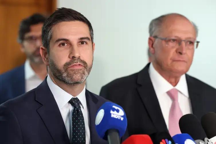 Abrão Neto, presidente da Câmara Americana de Comércio para Brasil (Amcham), fala durante entrevista coletiva após reunião com o vice-presidente Geraldo Alckmin (Valter Campanato/Agência Brasil)