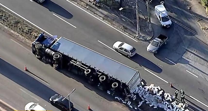 Carga ficou espalhada na pista após o tombamento