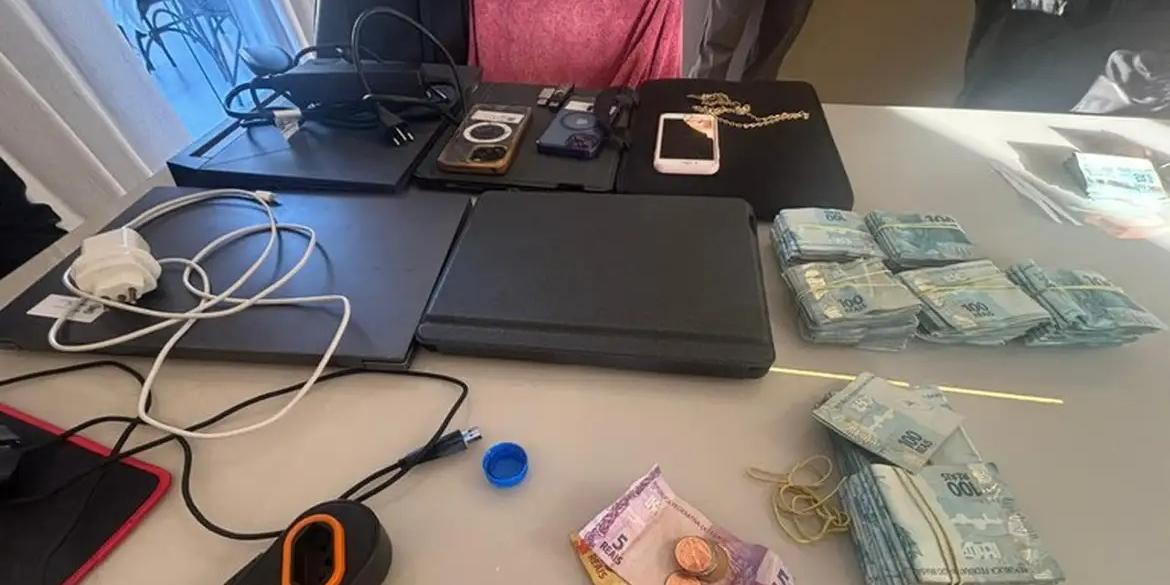Com base nos indícios que os investigadores reuniram durante o monitoramento do grupo, a PF estima que o suposto esquema funcionava há mais de dez anos, podendo ter causado mais de R$ 30 milhões de prejuízo aos cofres públicos (PF/RJ)