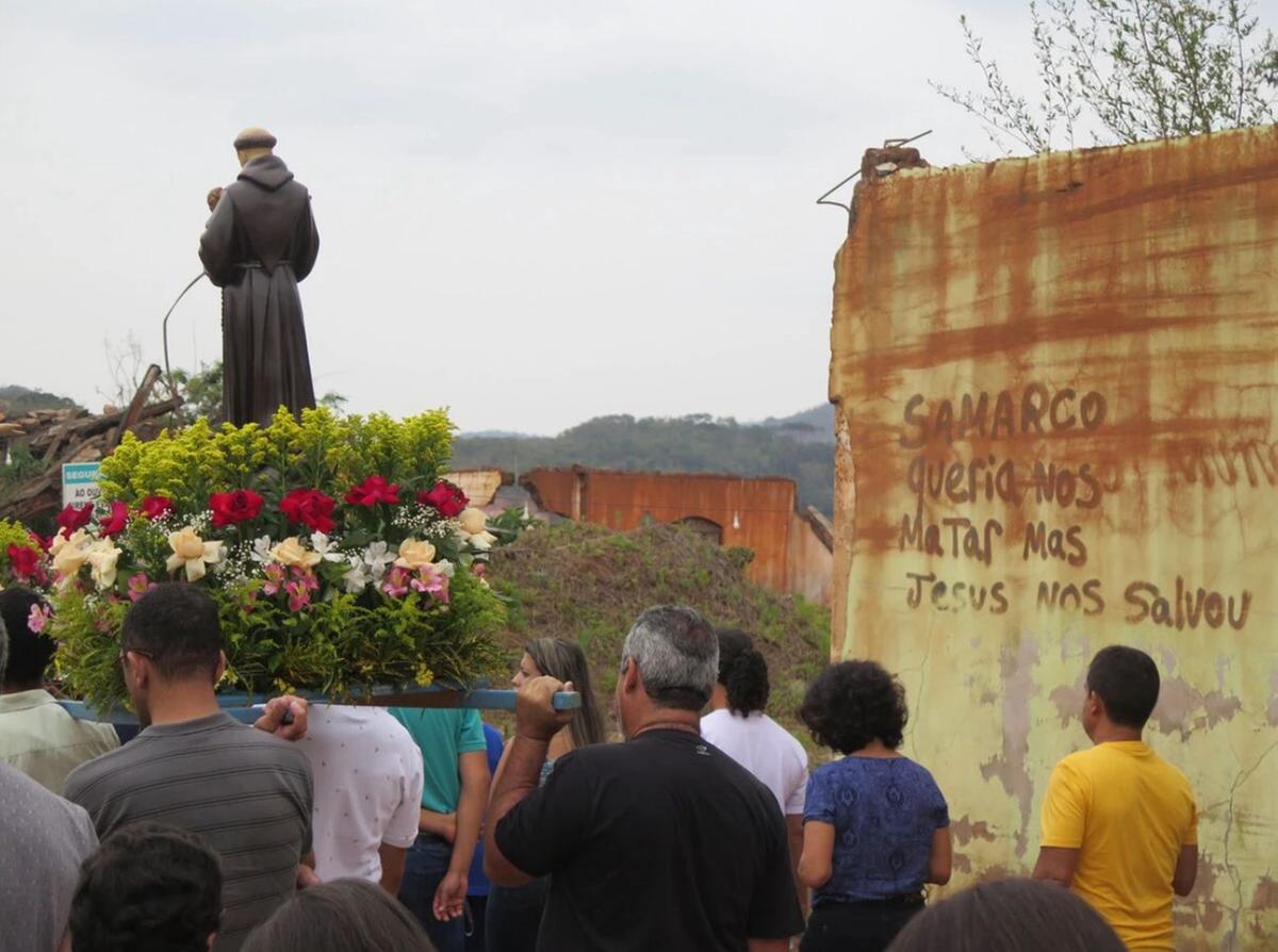Moradores fazem procissão em Bento Rodrigues, em 2019 (Flora Passos/Cortesia)