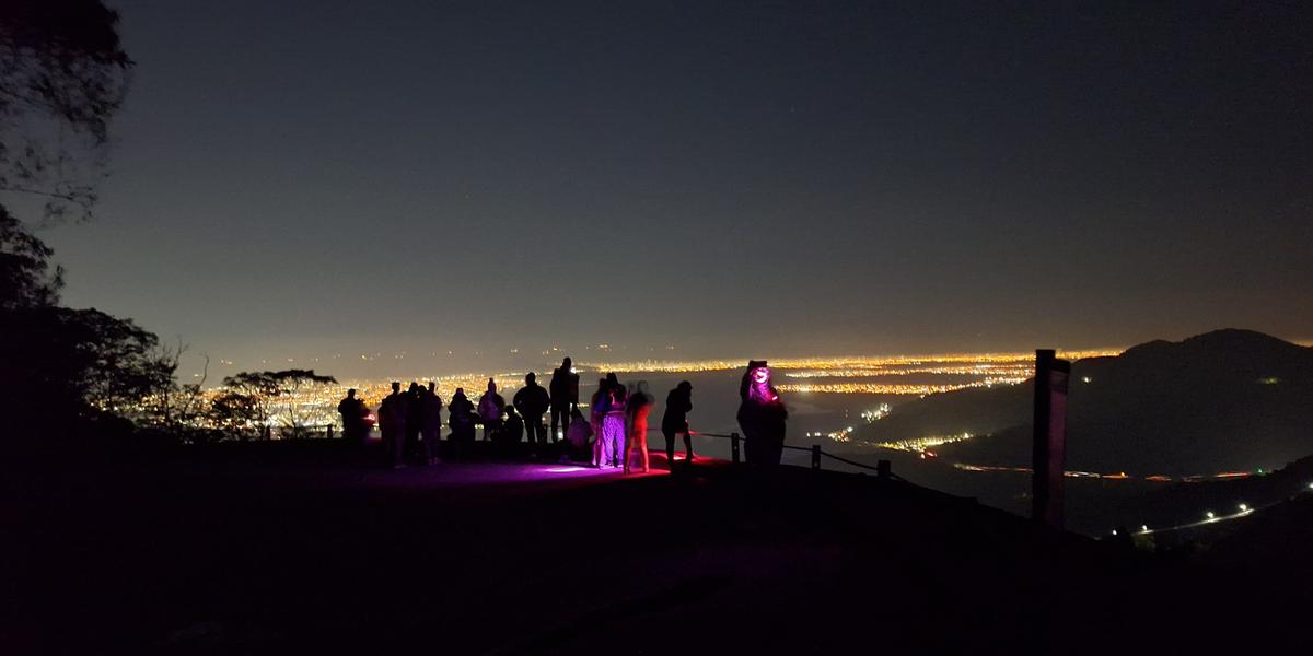 Caminhada Noturna no parque Caminhos do Mar percorre trecho histórico da Estrada Velha de Santos sob o céu estrelado da Serra do Mar (Divulgação)
