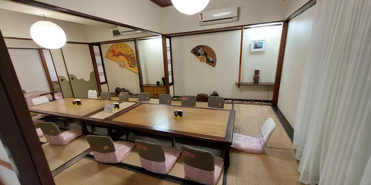 Durante o almoço e jantar, o Nikkey Restaurante oferece um buffet diversificado com pratos orientais e brasileiros (Divulgação)