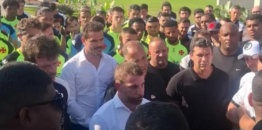 Fernando Diniz, Pedrinho e jogadores do Vasco discutem com membros de torcida organizada do time carioca (Foto: Reprodução)