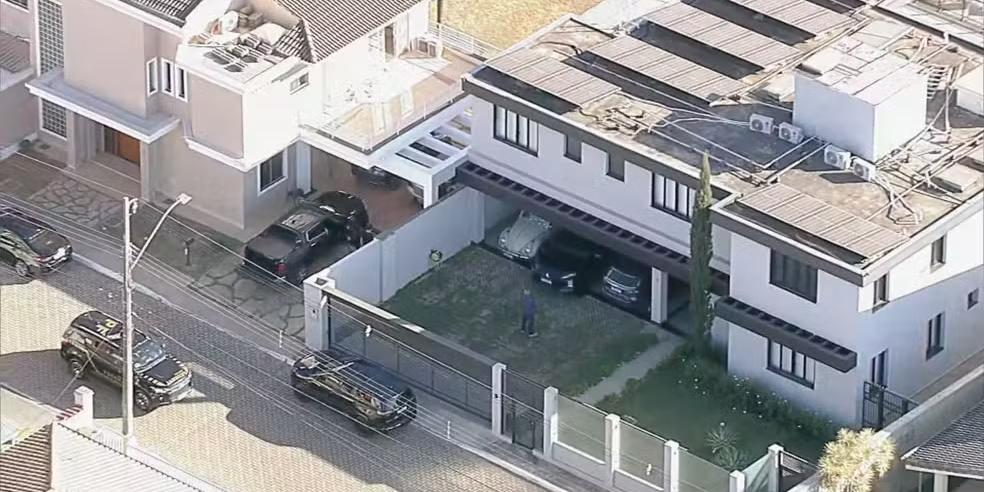 Operação da PF no condomínio de Bolsonaro, em Brasília (TV Globo/Reprodução)