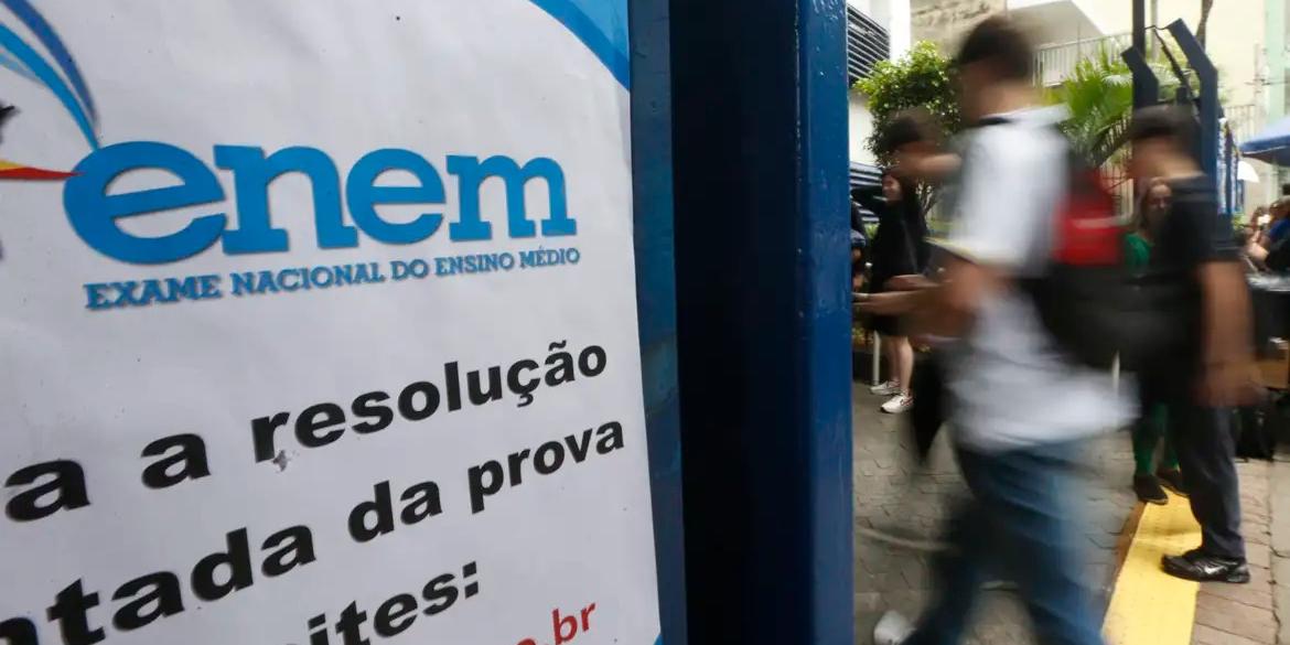 Neste ano, o MEC oferece 112.168 vagas para o Fies, sendo 67.301 no primeiro semestre e 44.867 na segunda metade do ano (Paulo Pinto/Agência Brasil)