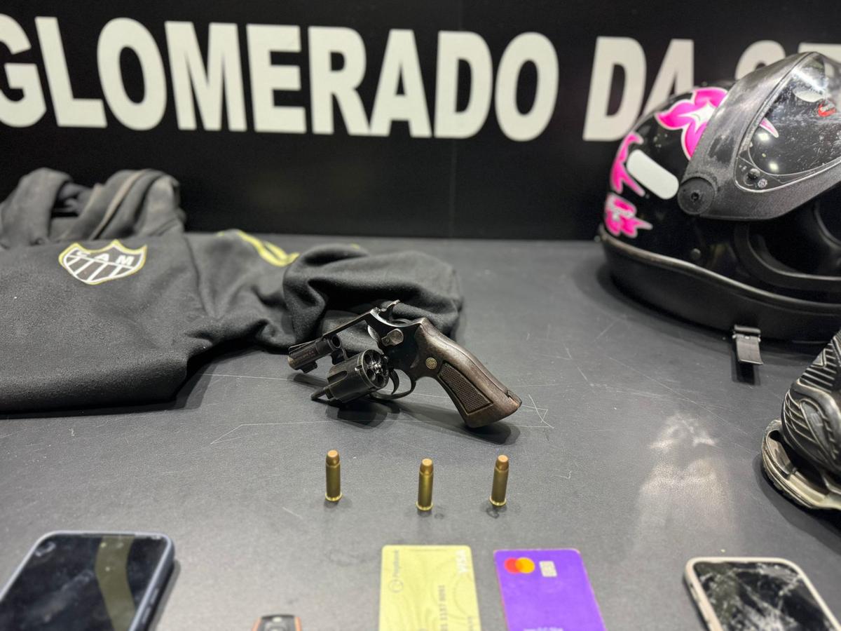 Arma foi apreendida durante prisão (Divulgação/PM)