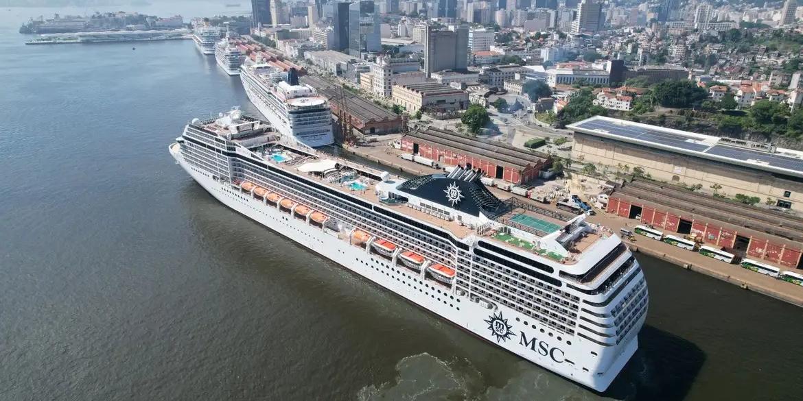 As duas embarcações têm aproximadamente 3.900 cabines, com capacidade de até 6 mil leitos (PortosRio/Divulgação)