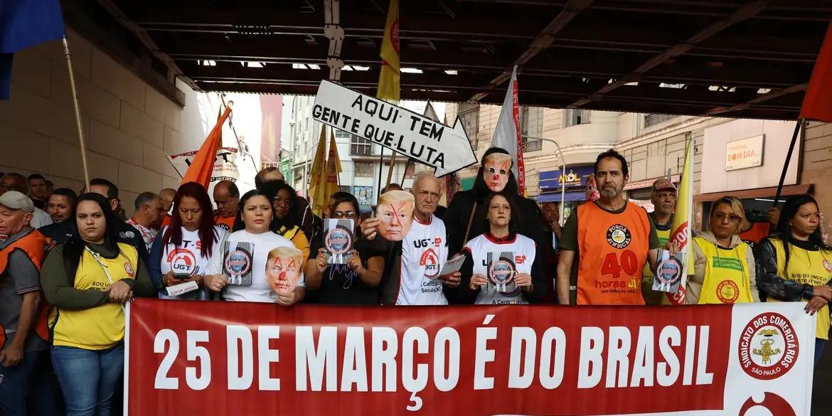 A campanha visual busca mobilizar não apenas os trabalhadores, mas também os consumidores que frequentam a região central de São Paulo (Rovena Rosa/Agência Brasil)