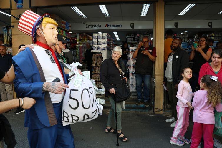 Manifestação dos comerciários da 25 de março, com organização do sindicato dos comerciários de São Paulo, contra medidas do presidente dos Estados Unidos, Donald Trump (Rovena Rosa/Agência Brasil)