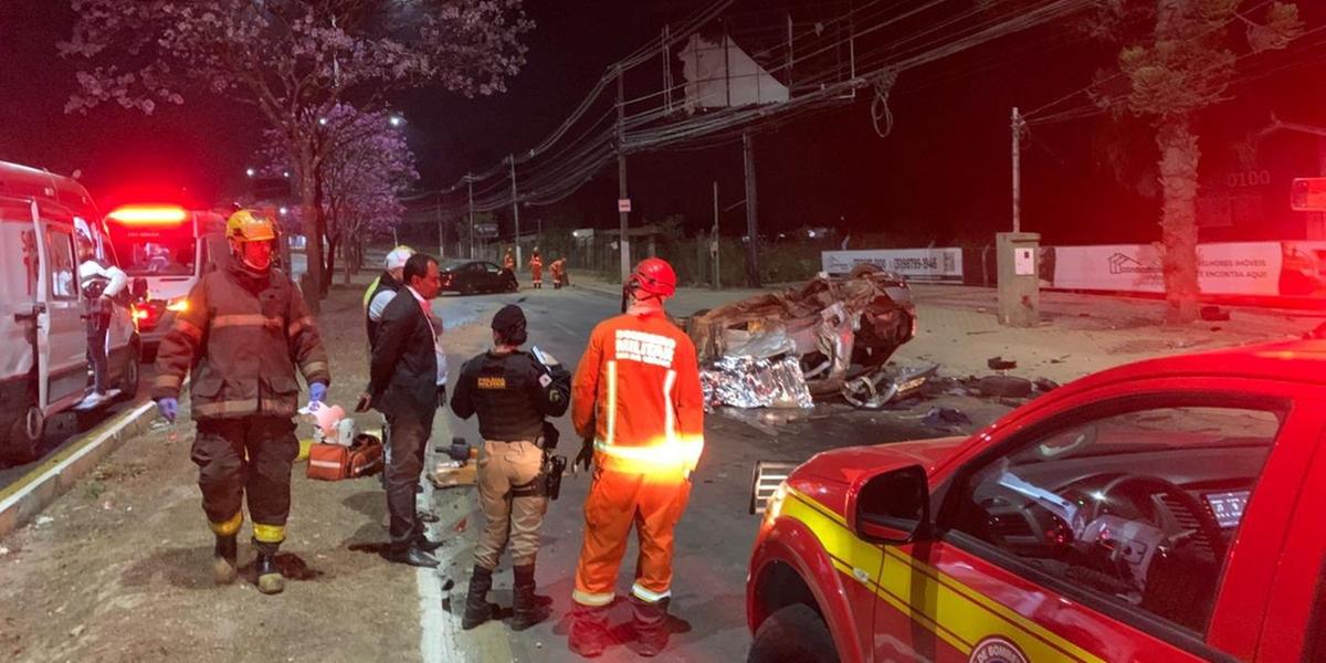 Dois veículos se envolveram na batida. (Divulgação / Bombeiros)