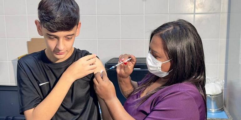 Com novas doses, BH amplia vacinação contra a dengue para mais de 90 centros de saúde (Aline Resende/PBH)