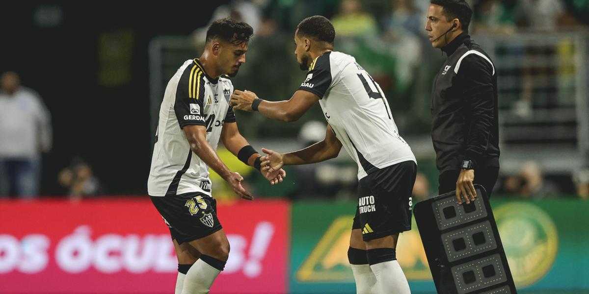 Volante deixou a partida antes do fim do primeiro tempo (Foto: Pedro Souza / Atlético)