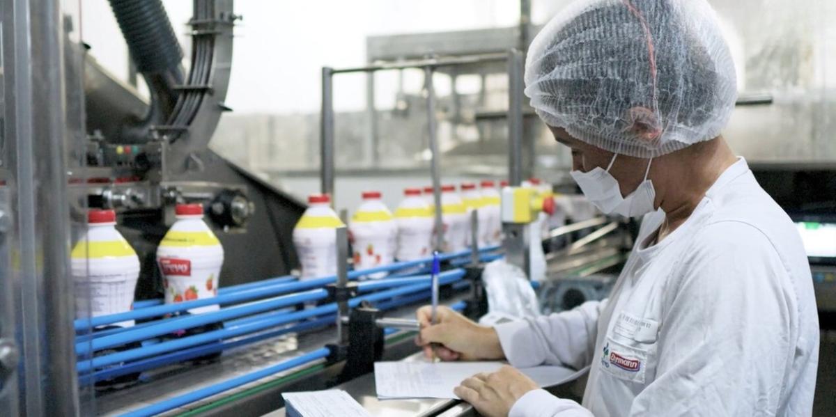 Entre os benefícios oferecidos estão: abono assiduidade, plano de saúde e odontológico, cartão alimentação, vale transporte, kit material escolar, convênios com empresas parceiras, plano veteranos, participação nos lucros, Total Pass e Ifood Benefícios (Divulgação/Trevo Lácteos)