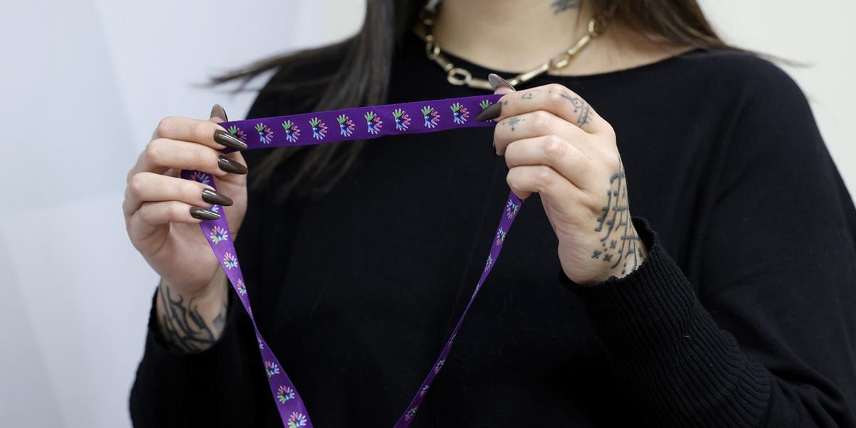 Cordão possui desenho de mãos coloridas sobrepostas por uma silhueta humana como símbolo de identificação das doenças raras (Guilherme Dardanhan/Arquivo ALMG)