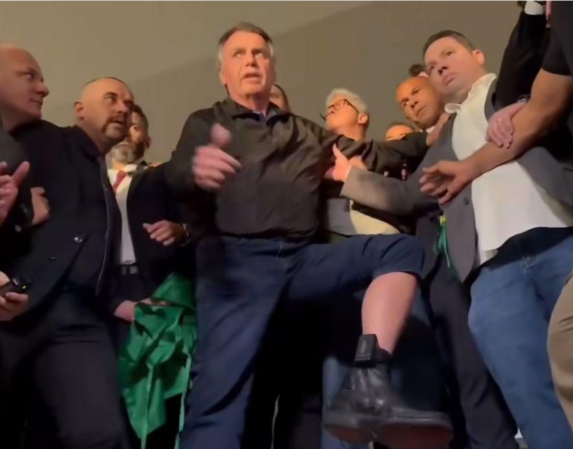 Bolsonaro exibiu a tornozeleira eletrônica ao visitar a Câmara dos Deputados (Reprodução redes sociais)