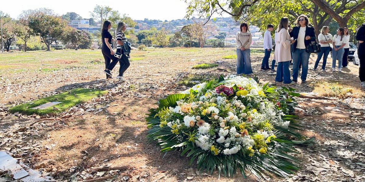 Sepultamento da professora Soraya Tatiana ocorreu nesta terça-feira (22) (Valéria Marques/ Hoje em Dia)