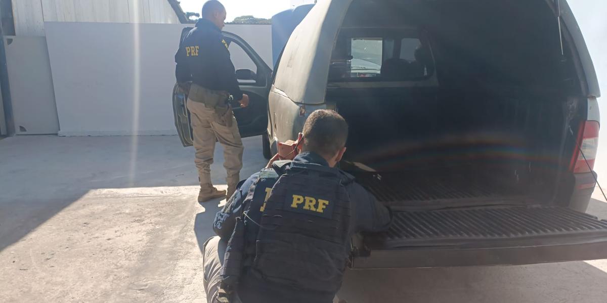 Durante a abordagem, os agentes constataram que o carro, uma Fiat Strada, possuía registro de roubo/furto e apresentava sinais de adulteração. (Divulgação / PRF)