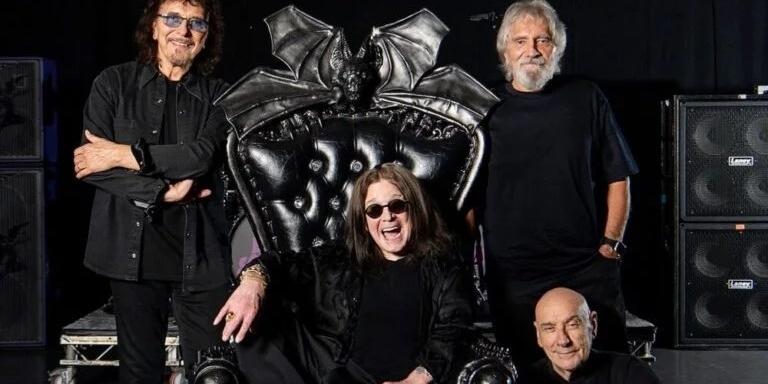 Rodeado pelo guitarrista Tony Iommi (em pé, à esquerda da imagem), pelo baixista Geezer Butler (em pé, à direita) e pelo baterista Bill Ward, Ozzy Osbourne se apresentou sentado, nesta mesma poltrona, para o último show da formação original do Black Sabbath há apenas 17 dias (Live Nation/ Divulgação)