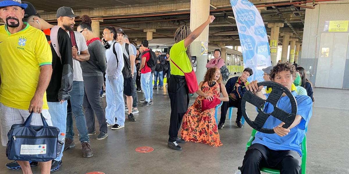 Atores encenam situações reais para alertar usuários sobre a importância de ceder o lugar a quem mais precisa no transporte coletivo (Valéria Marques/Hoje em Dia)