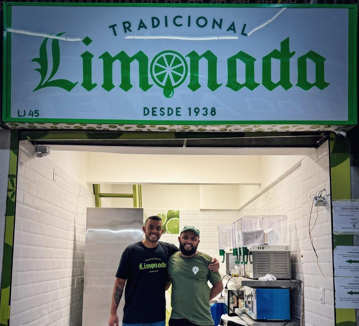 Em 2016, os netos do Avô Gabriel, Rodolfo Alcantara e Raí Amorim passaram a comandar o negócio da família (Tradicional Limonada/Divulgação)