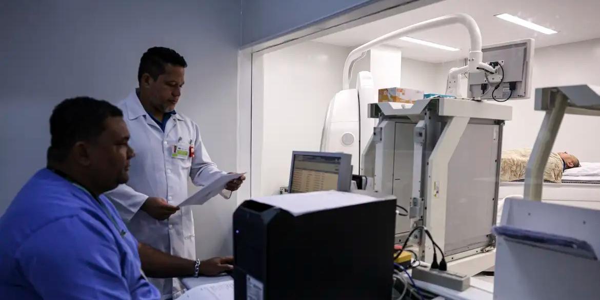 Entre outros pontos, a legislação determina a realização de campanhas de informação, ampliação do acesso ao cuidado e fortalecimento da notificação e da pesquisa científica (Marcelo Camargo/Agência Brasil)