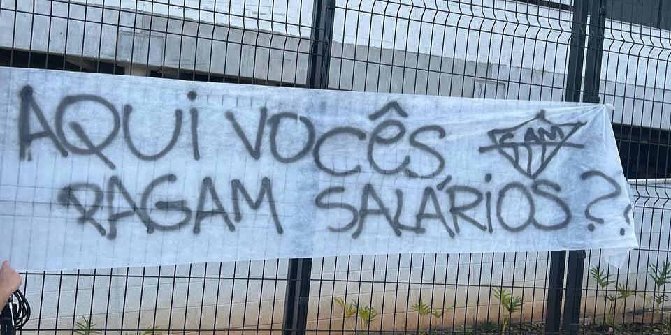 Varias organizadas do Atlético estiveram na tarde desta quarta-feira na Arena Mrv para protestar contra o atual momento do clube (Reprodução: Instagram Somos Alvinegros)