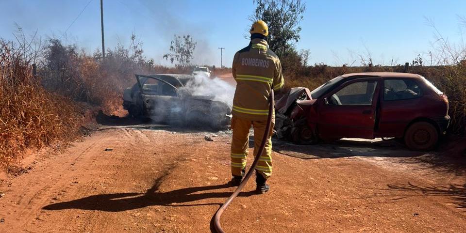 Carro pega fogo após colisão em estrada de terra próxima à BR-262, em Campos Altos; mulher morreu no local e bebê de 8 meses não resistiu após ser levado ao hospital (Divulgação/CBMMG)
