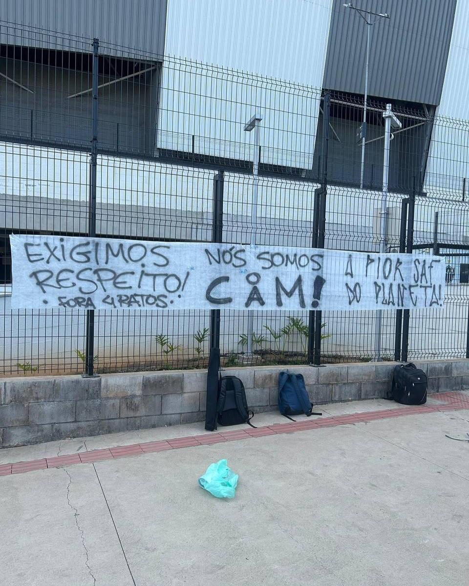 Protestos da torcida do Galo (Reprodução: instagram Somos Alvinegros)