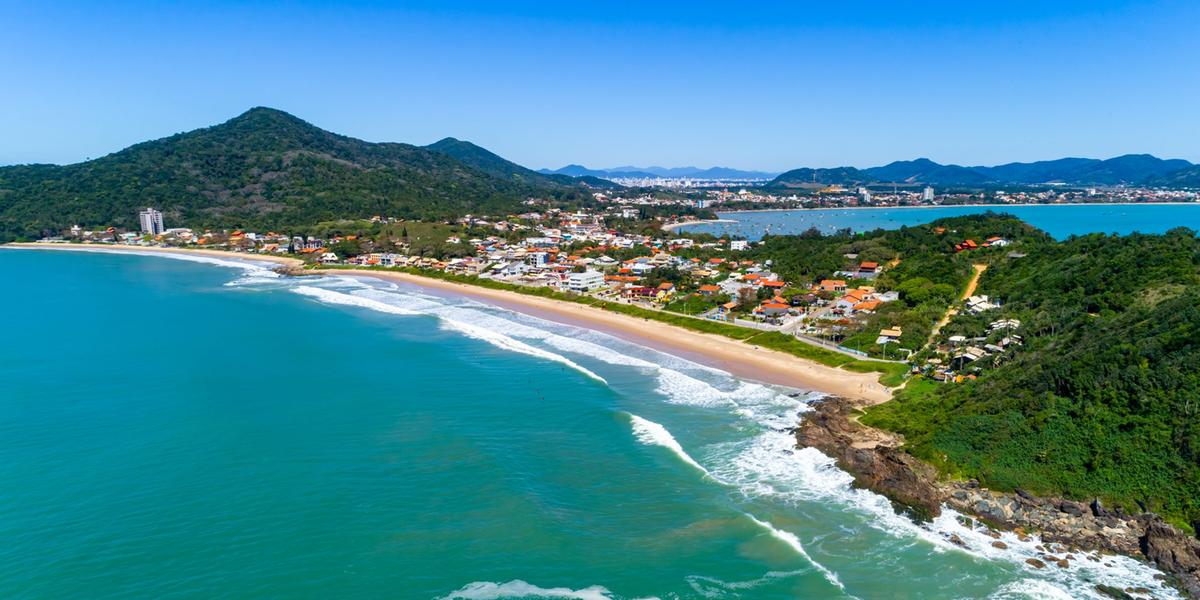 Praias de Penha, como a Bacia da Vovó e a Praia da Saudade, estão entre as candidatas ao selo internacional que reconhece qualidade ambiental e estrutura (Divulgação)