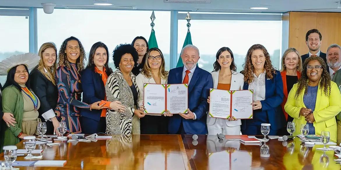 A nova lei ainda depende de uma regulamentação, mas será implementada de forma gradual, ao longo de três anos. Mulheres deverão ocupar, no mínimo, 10% das vagas no primeiro ano, 20% no segundo e, finalmente, 30% no terceiro (Ricardo Stuckert/PR)
