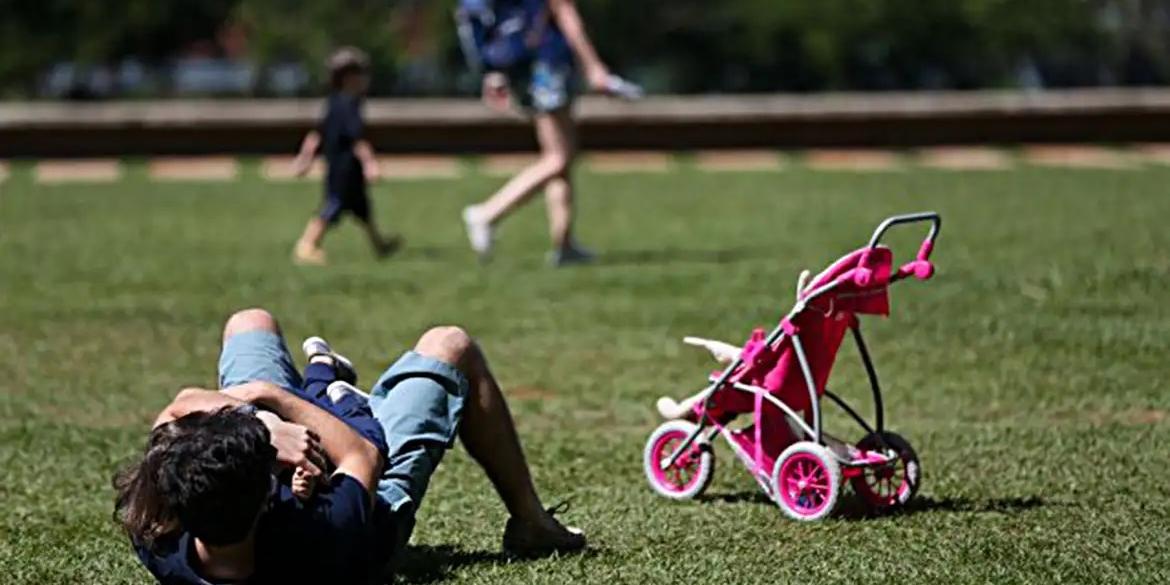 Projeto de Lei 3935/2008 que aumenta de maneira gradual a licença paternidade para até 20 dias segue para o Senado (Arquivo Agência Brasil)