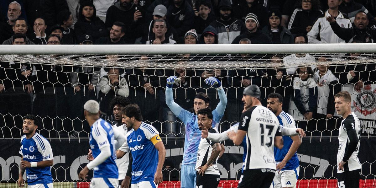 Cássio e a defesa celeste passaram ilesos novamente (Foto: Marco Galvão/Cruzeiro)